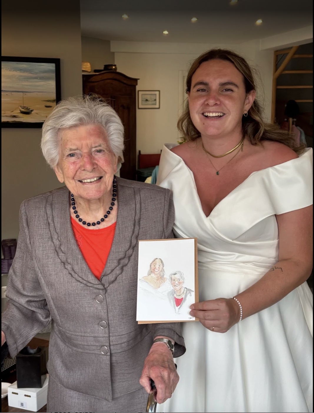 Une mariée et sa grand-mère présentent leur portrait à l’aquarelle